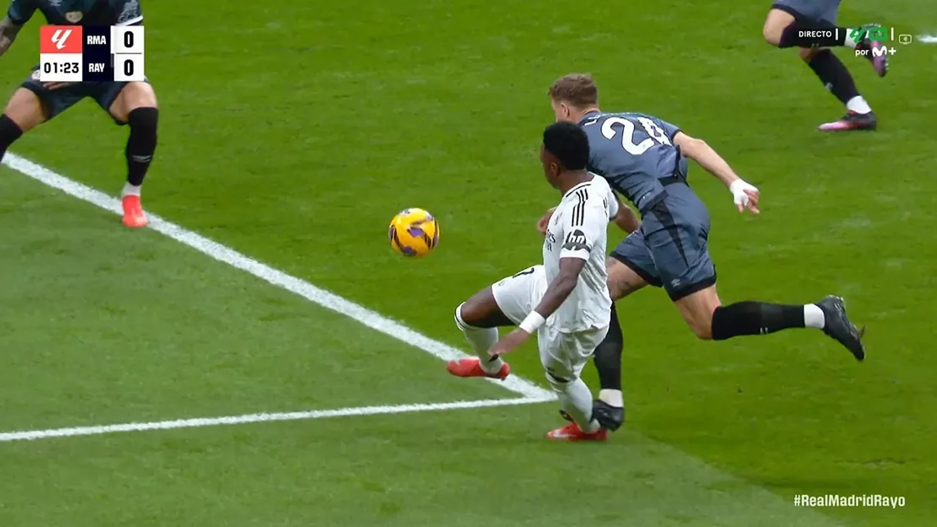 Momento del pisotón de Lejeune a Vinicius en el Real Madrid-Rayo Vallecano