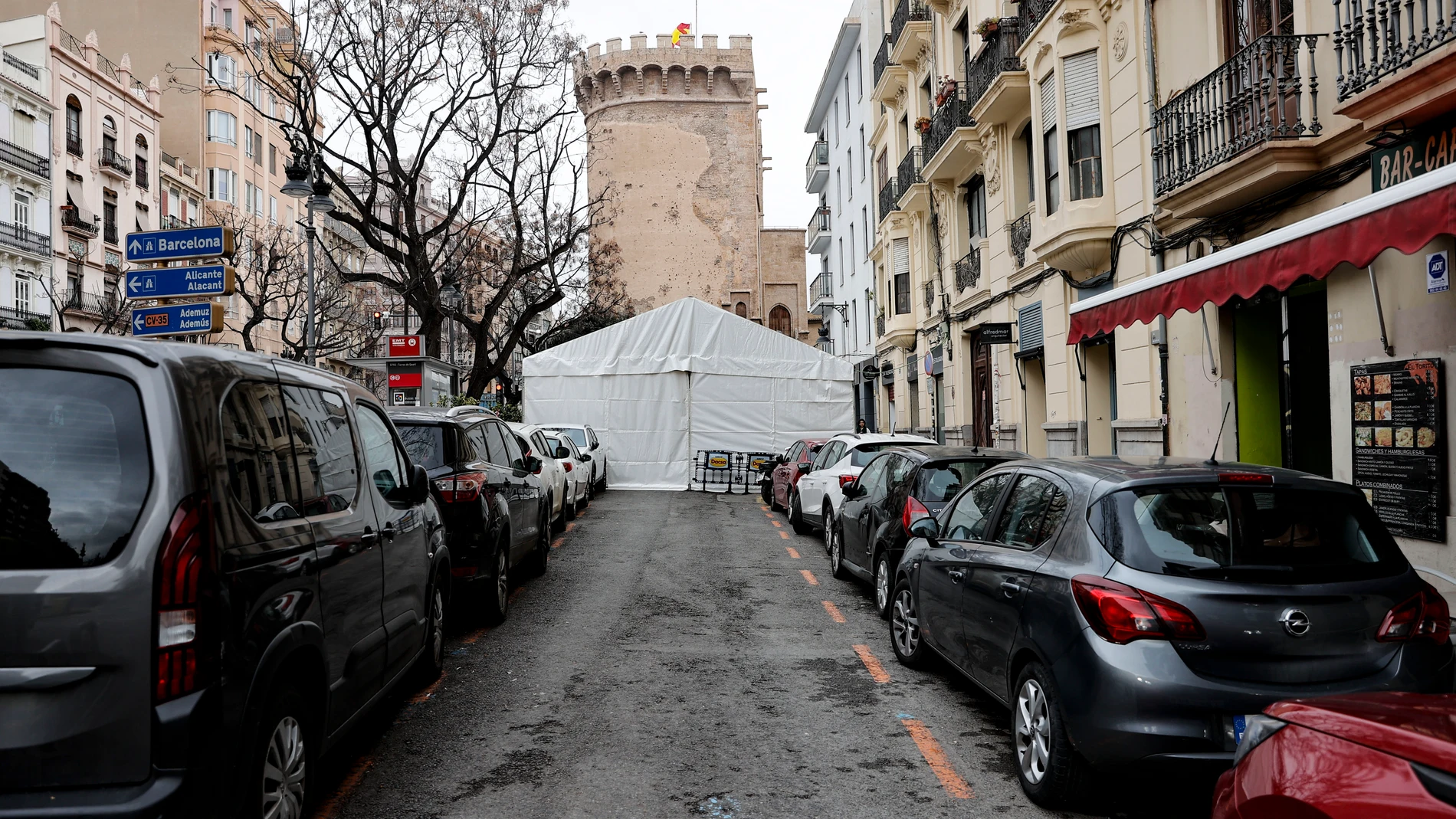 Una carpa fallera junto a las Torres de Quart