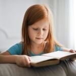 Niña leyendo 