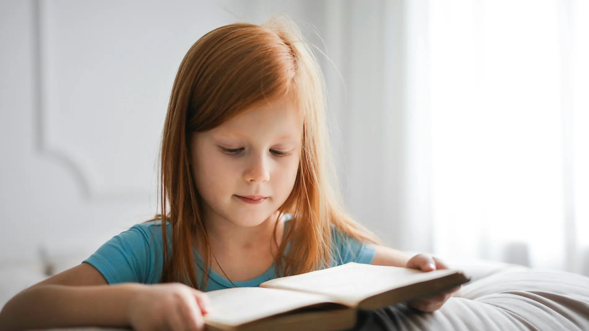 Niña leyendo