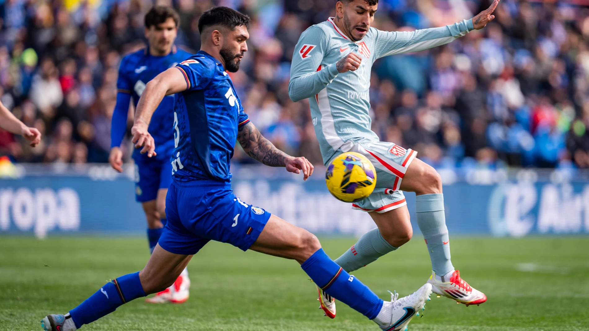 09 March 2025, Spain, Getafe: Atletico de Madrid's Angel Correa (R) and Getafe's Omar Alderete battle for the ball during the Spanish Primera Division soccer match between Getafe CF and Atletico de Madrid at Estadio Coliseum. Photo: Alberto Gardin/ZUMA Press Wire/dpa Alberto Gardin/ZUMA Press Wire/d / DPA 09/03/2025 ONLY FOR USE IN SPAIN