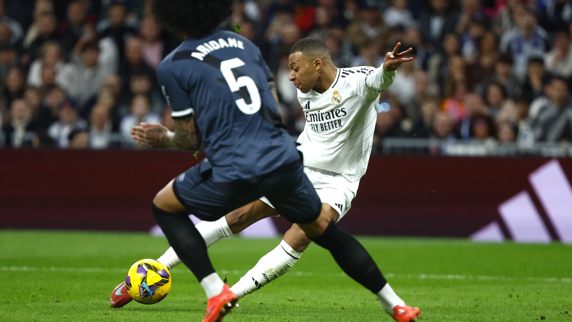 Encuentro de liga entre el Real Madrid y el Rayo Vallecano.