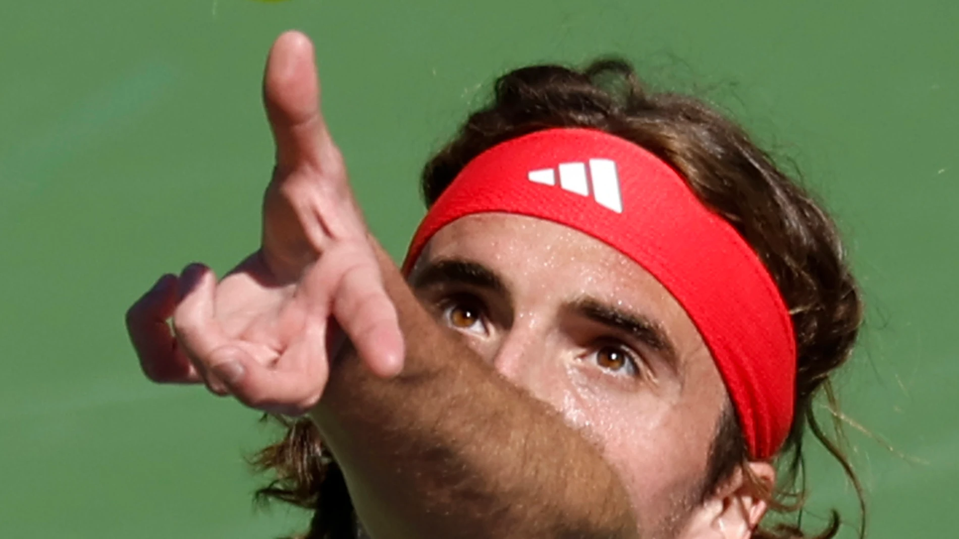 INDIAN WELLS (United States), 09/03/2025.- Stefanos Tsitsipas of Greece in action against Matteo Berrettini of Italy during their Men's third round match of the BNP Paribas Open tennis tournament in Indian Wells, California, USA, 09 March 2025. (Tenis, Grecia, Italia) EFE/EPA/JOHN G. MABANGLO
