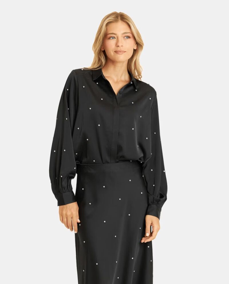 Camisa de mujer satinada pedrería.