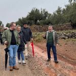 El conseller Barrachina, a la derecha, supervisa la reparación de caminos rurales en Castellón