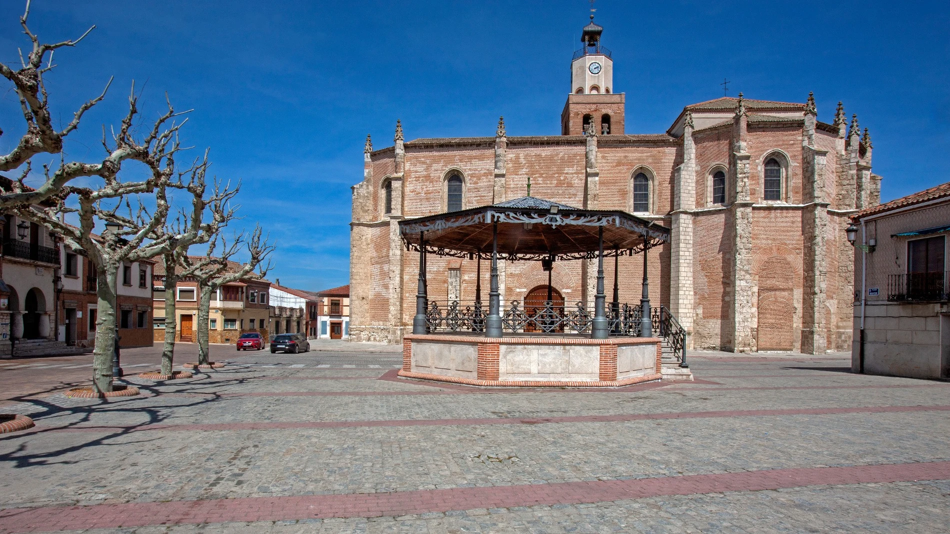 Plaza Mayor e Iglesia de Santa María la Mayor de Coca