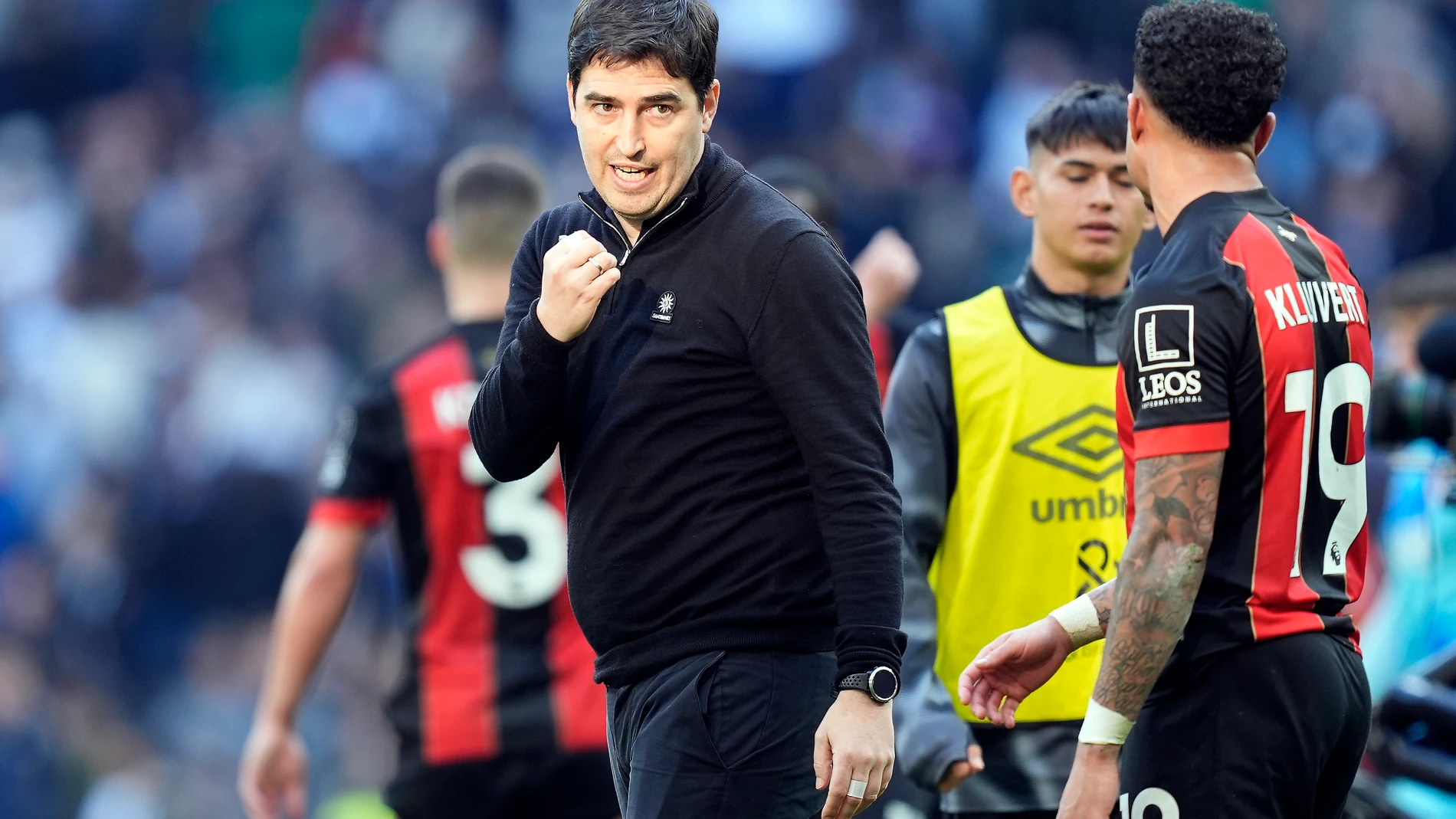 LONDON (United Kingdom), 09/03/2025.- AFC Bournemouth Manager, Andoni Iraola applauds the travelling fans at the final whistle during the English Premier League match between Tottenham Hotspur and AFC Bournmouth, in London, Britain, 09 March 2025. (Reino Unido, Londres) EFE/EPA/TIM KEETON EDITORIAL USE ONLY. No use with unauthorized audio, video, data, fixture lists, club/league logos, 'live' services or NFTs. Online in-match use limited to 120 images, no video emulation. No use in betting, g...