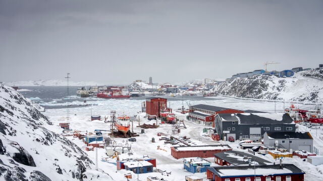 Imagen nevada del puerto de Nuuk, la capital de Groenlandia