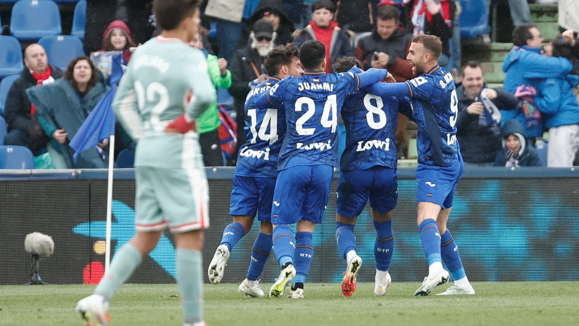 GETAFE (MADRID), 09/03/2025.- El centrocampista del Getafe Mauro Arambarri (2d), celebra su segundo gol contra el Atlético de Madrid, durante el partido de la jornada 27 de LaLiga EA Sports que disputan este domingo en el estadio Colisum de Getafe. EFE/Sergio Peréz