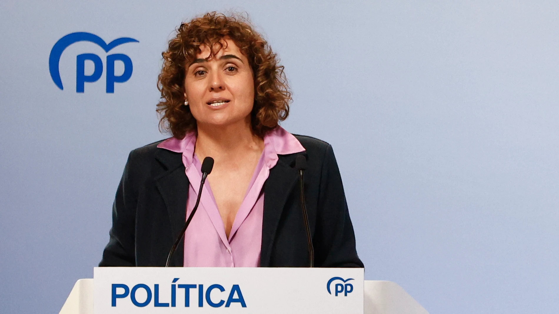 VALLS (TARRAGONA), 09/03/2025.- La portavoz del PP en el Parlamento Europeo, Dolors Montserrat, participa en un acto político en Valls (Tarragona) junto a otros miembros de la formación, este domingo. EFE/ Quique García