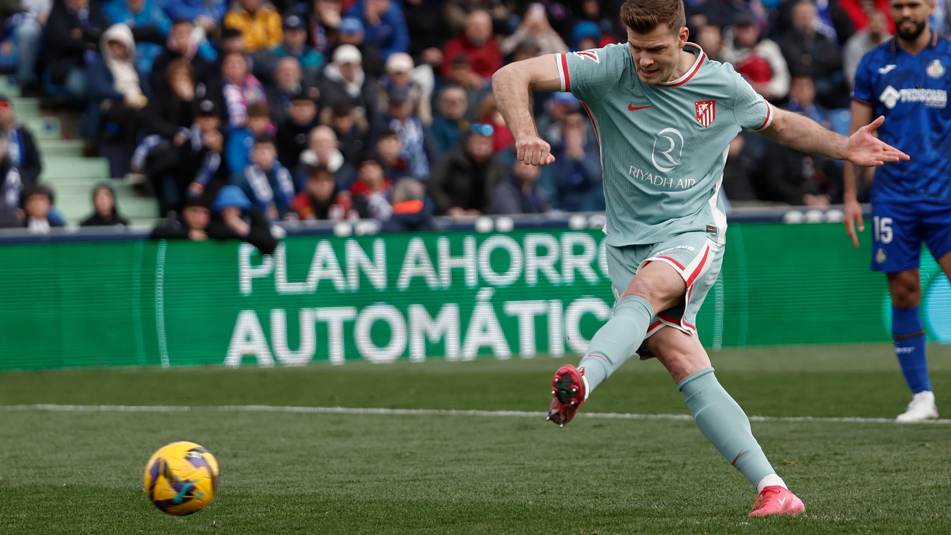 GETAFE (MADRID), 09/03/2025.- El delantero noruego del Atlético de Madrid Alexander Sorloth, marca de penalti contra el Getafe, durante el partido de la jornada 27 de LaLiga EA Sports que disputan este domingo en el estadio Colisum de Getafe. EFE/Sergio Peréz