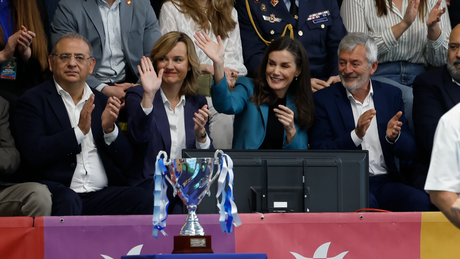 PALMA DE MALLORCA, 09/03/2025.- La reina Letizia, acompañada por la ministra de Educación, Pilar Alegría (2i), y por el presidente de la Real Federación Española de Natación, Fernando Carpena (d), asiste a la final de la Copa de la Reina de Waterpolo este domingo en Palma de Mallorca. EFE/Cati Cladera