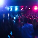 Jóvenes en la discoteca