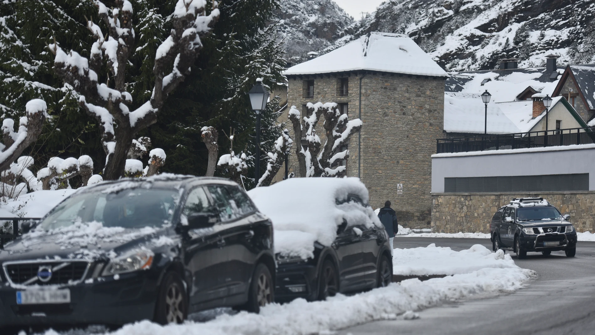 (Foto de ARCHIVO) Labores de retirada de la nieve acumulada en carreteras y coches en Sallent de Gàllego tras la llegada de un temporal que traslada una masa de aire ártico a la Península Ibérica, a 9 de diciembre de 2024, en Huesca, Aragón (España). La entrada de una masa de aire ártico por el norte de la Península está dejando copiosas nevadas y fuertes rachas de viento extremadamente frío en el Pirineo aragonés y complica el tráfico por las carreteras de la provincia. Verónica Lacasa /...
