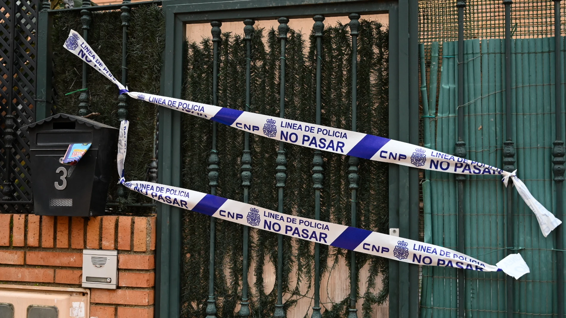 El piso tutelado donde tres menores han asesinado a una educadora social, en la calle Castillo de Benquerencia de la urbanización Guadiana, a 10 de marzo de 2025, en Badajoz, Extremadura (España). Los tres menores, dos chicos y una chica han sido detenidos en Mérida por la ‘muerte violencia’ de una educadora social de 35 años. La Policía Nacional se ha hecho cargo de la investigación. 10 MARZO 2025 Andrés Rodríguez / Europa Press 10/03/2025