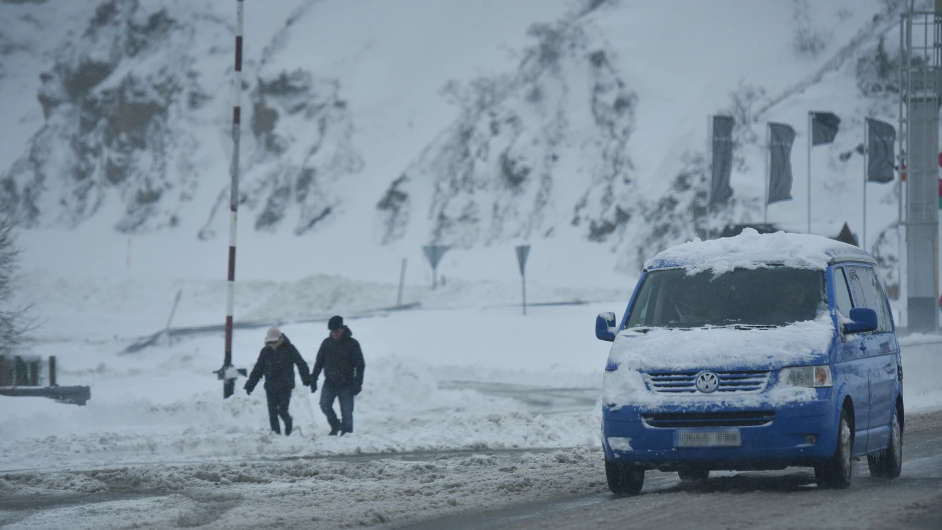 (Foto de ARCHIVO) Labores de retirada de la nieve acumulada en carreteras y coches en Sallent de Gàllego tras la llegada de un temporal que traslada una masa de aire ártico a la Península Ibérica, a 9 de diciembre de 2024, en Huesca, Aragón (España). La entrada de una masa de aire ártico por el norte de la Península está dejando copiosas nevadas y fuertes rachas de viento extremadamente frío en el Pirineo aragonés y complica el tráfico por las carreteras de la provincia. Verónica Lacasa /...