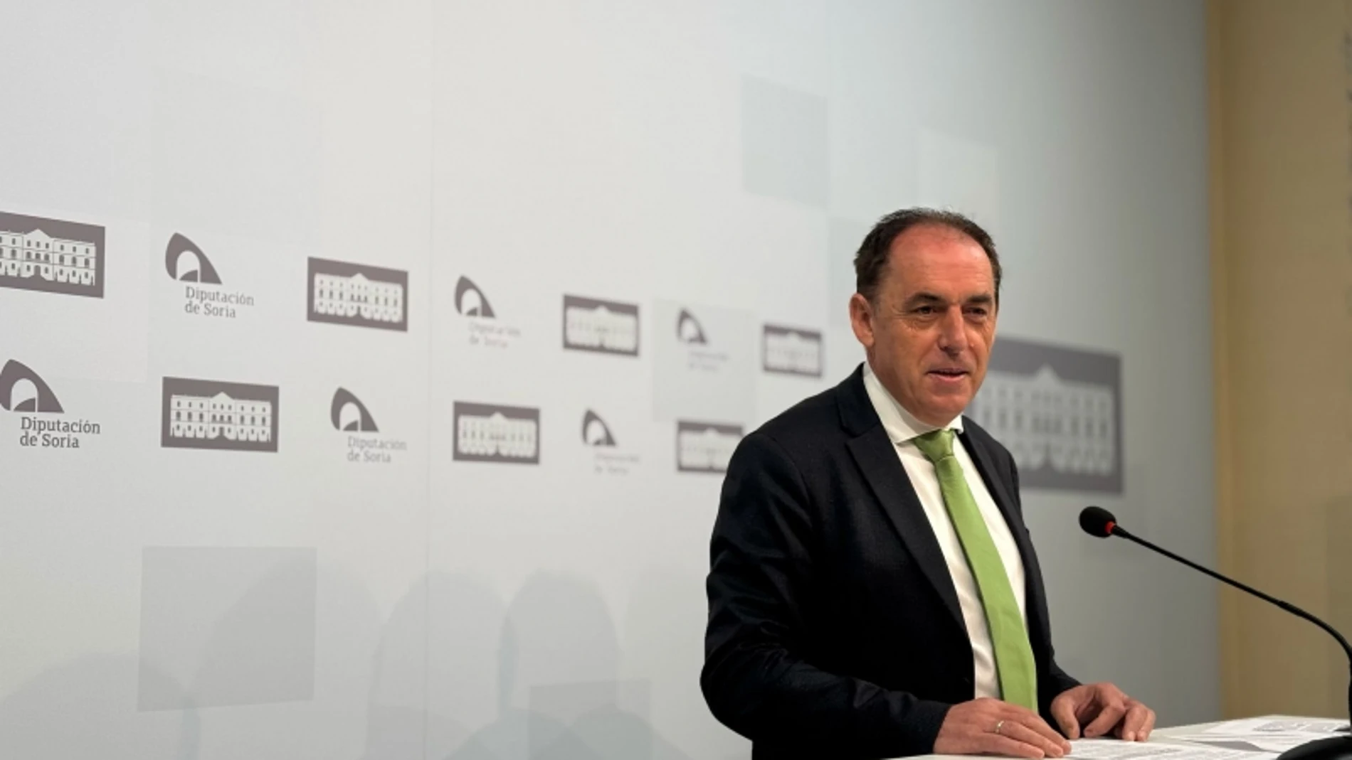 El presidente de la Diputación de Soria, Benito Serrano, explica los proyectos