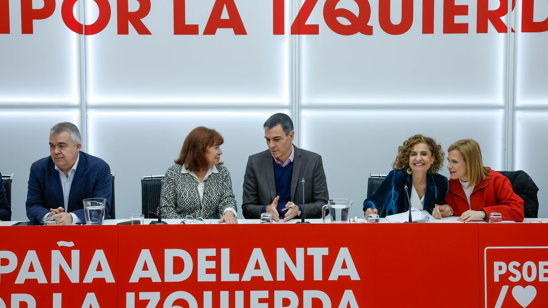 MADRID, 10/03/2025.- El presidente del Gobierno y secretario general del Partido Socialista, Pedro Sánchez (c), conversa con la presidenta del PSOE, Cristina Narbona (2i), al inicio de la reunión de la Comisión Ejecutiva Federal del PSOE, este lunes en la sede del partido en Madrid. EFE/ Juan Carlos Hidalgo