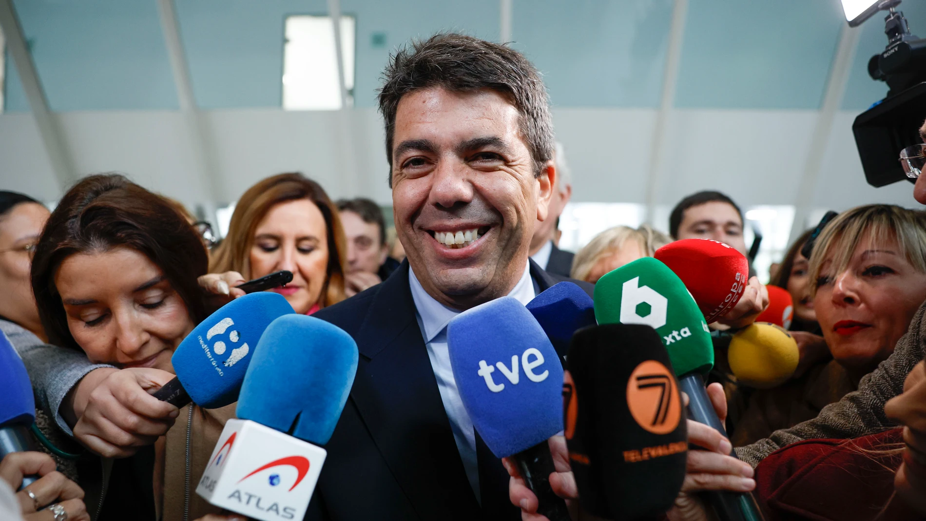 VALENCIA, 13/03/2025.- El president de la Generalitat, Carlos Mazón, en declaraciones a su llegada al Museu de les Ciències para visitar la exposición ‘Leonardo da Vinci 500 años de genio’. EFE/ Biel Alino