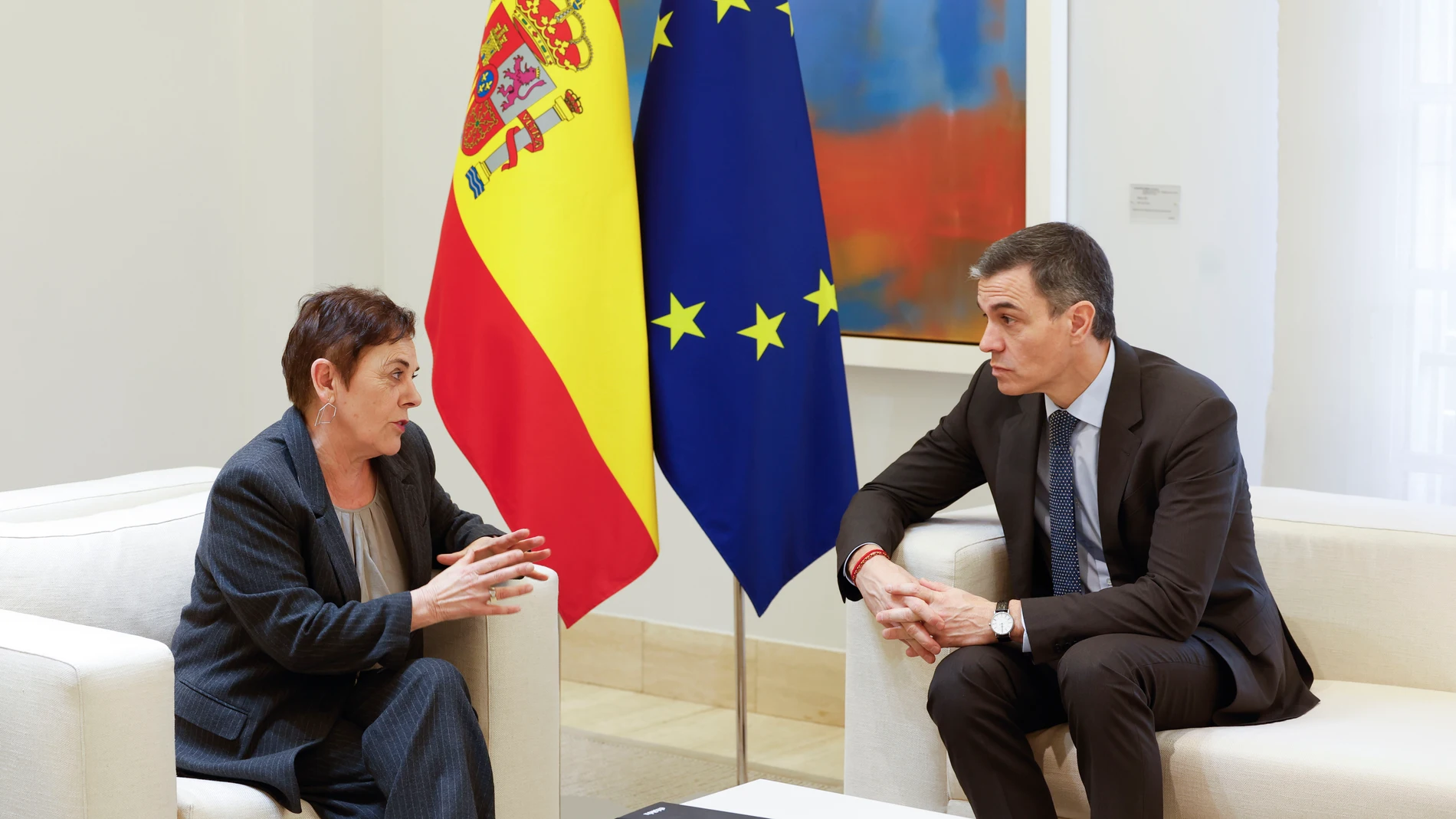MADRID, 13/03/2025.- El presidente del Gobierno, Pedro Sánchez (i) y la portavoz de EH Bildu en el Congreso, Mertxe Aizpurua (d), durante la reunión mantenida este jueves en Moncloa. Sánchez ha citado en esta jornada a los representantes de los grupos parlamentarios del Congreso, excepto Vox, para informarles de su posición ante la guerra en Ucrania, las expectativas de paz, el debate que hay en Europa al respecto y su determinación de acelerar llegar al 2 % del PIB en gasto en defensa. EFE/J...