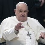 El Papa celebra con el personal sanitario del hospital sus doce años de Pontificado mientras su salud sigue estable
