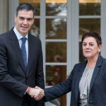 Pedro Sánchez recibe a Mertxe Aizpurua en Moncloa