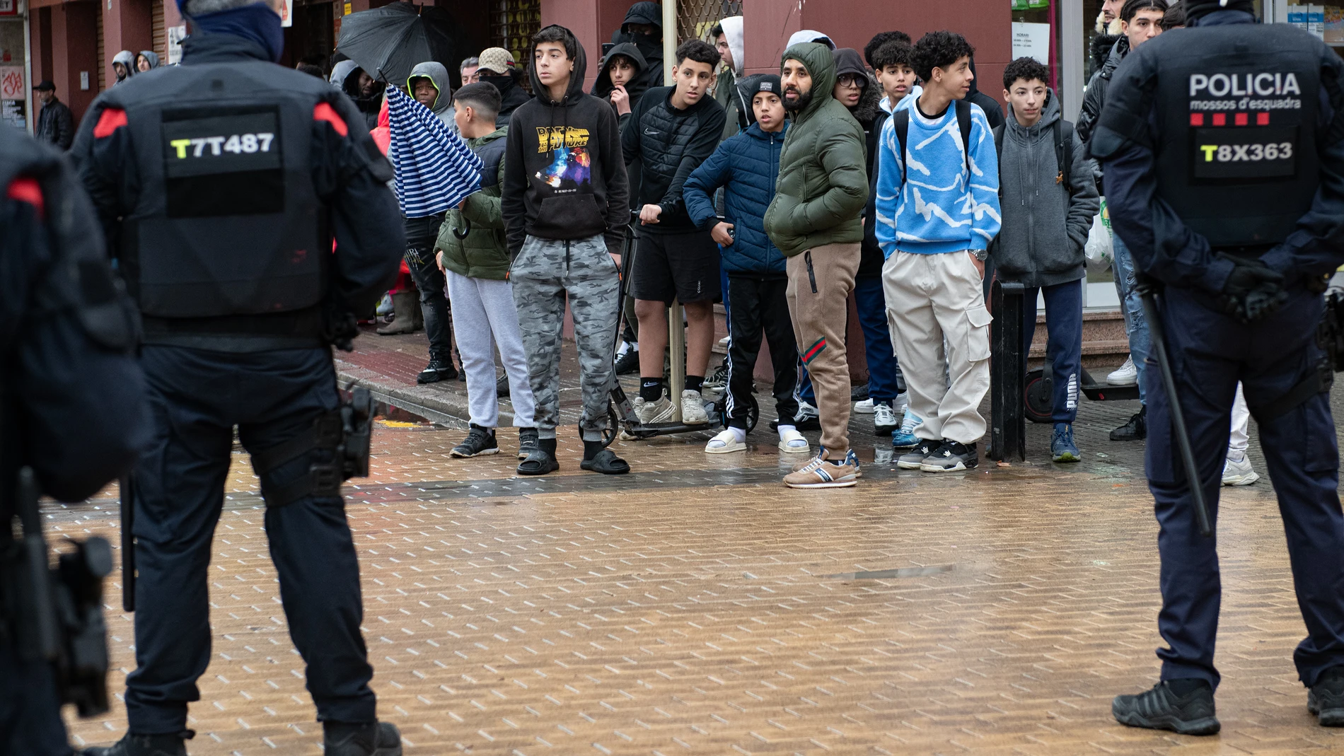 Varios Mossos d´ Esquadra durante una protesta, a 13 de marzo de 2025, en Salt, Girona, Catalunya (España). El grupo del PP en el Parlament ha pedido este miércoles la comparecencia de la consellera de Interior y Seguridad Pública, Núria Parlon, mientras que Vox, además de Parlon, ha exigido también la del presidente de la Generalitat, Salvador Illa, y la del director general de los Mossos d'Esquadra, Josep Lluís Trapero, tras las detenciones en Salt (Girona) por los disturbios en protesta po...