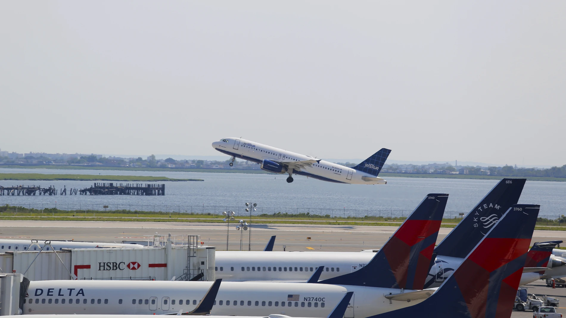 Los aeropuertos son una de las infraestructuras más importantes del mundo y España cuenta con algunos de los más destacados como Madrid-Barajas o Barcelona-El Prat, destacados internacionales