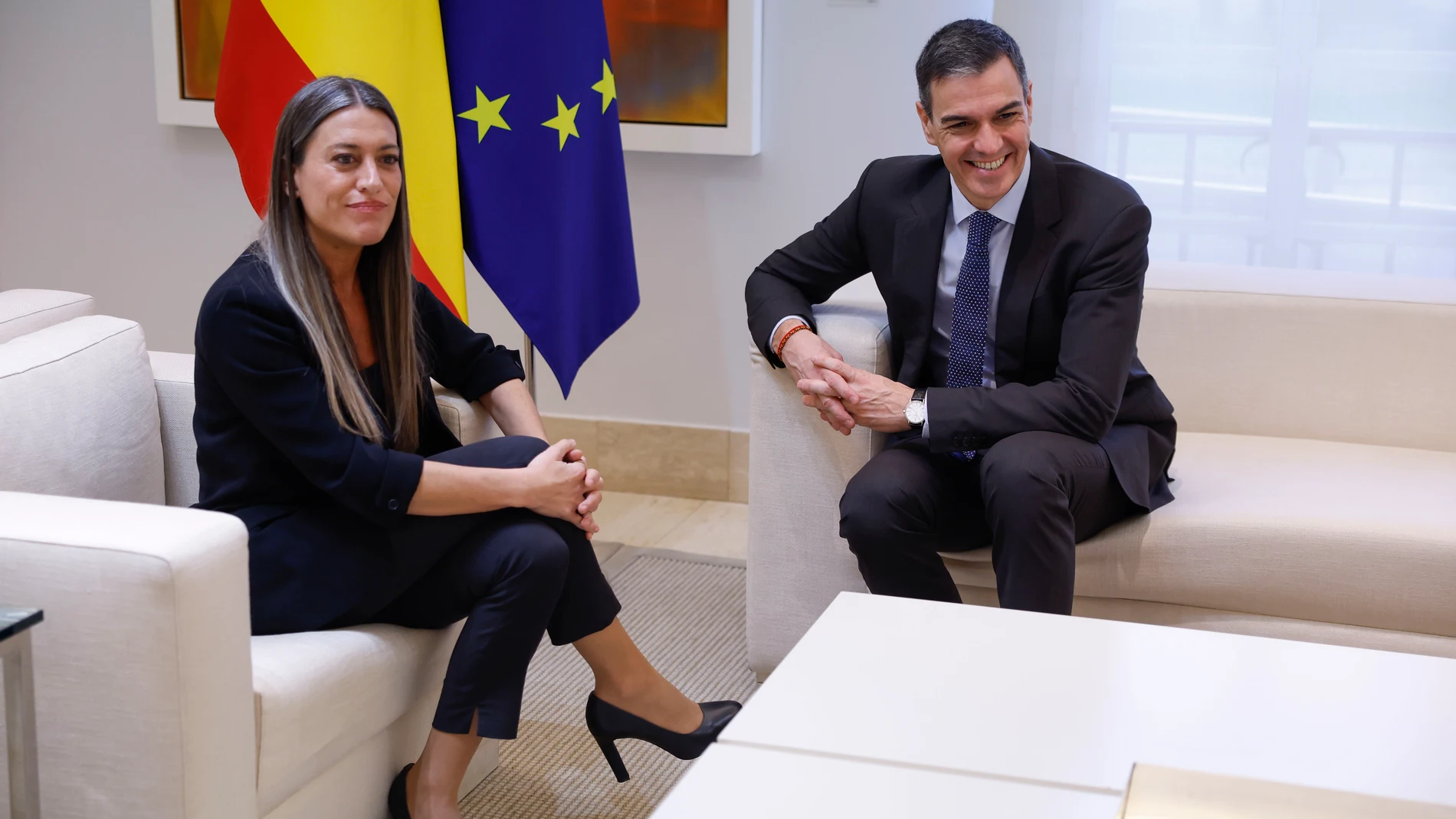 MADRID, 13/03/2025.- El presidente del Gobierno, Pedro Sánchez (d) y la portavoz de Junts per Catalunya, Míriam Nogueras (i), durante la reunión mantenida este jueves en Moncloa. Sánchez ha citado en esta jornada a los representantes de los grupos parlamentarios del Congreso, excepto Vox, para informarles de su posición ante la guerra en Ucrania, las expectativas de paz, el debate que hay en Europa al respecto y su determinación de acelerar llegar al 2 % del PIB en gasto en defensa. EFE/Javie...