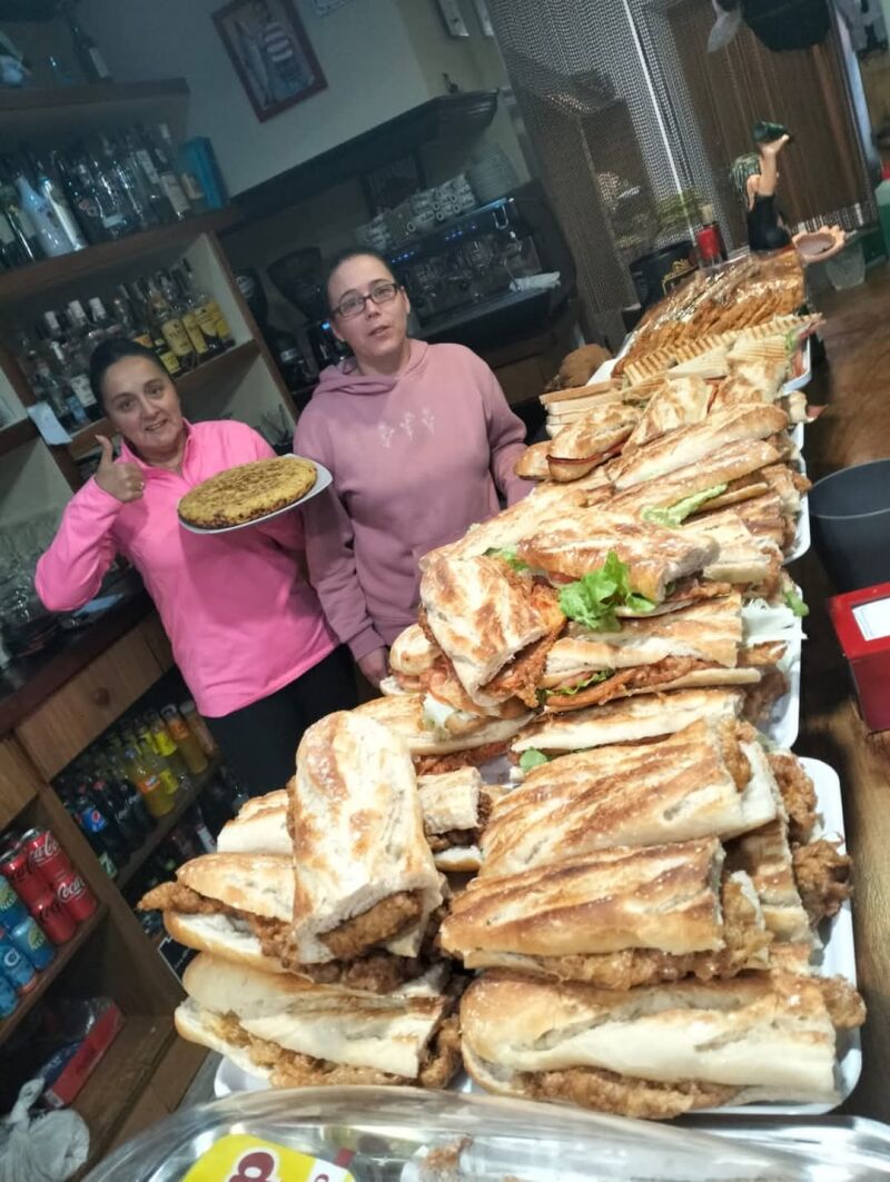 A la izquierda, Toñí la del mesón, con una de sus famosas tortillas.