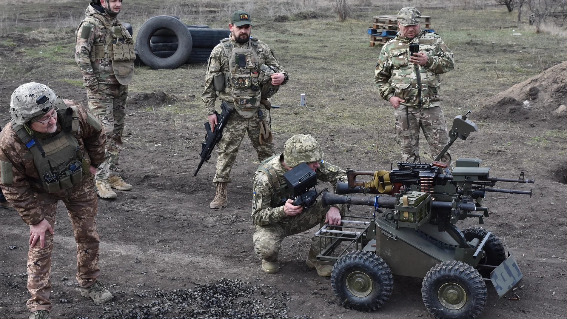 Undisclosed (Ukraine), 13/03/2025.- A handout photo made available by Ukraine's 65th Mechanized Brigade Press Service shows Ukrainian servicemen testing an unmanned ground vehicle (UGV) at a military training ground in the Zaporizhzhia region, Ukraine, 13 March 2025, amid the Russian invasion. (Rusia, Ucrania) EFE/EPA/UKRAINE'S 65TH MECHANIZED BRIGADE PRESS SERVICE HANDOUT HANDOUT EDITORIAL USE ONLY/NO SALES