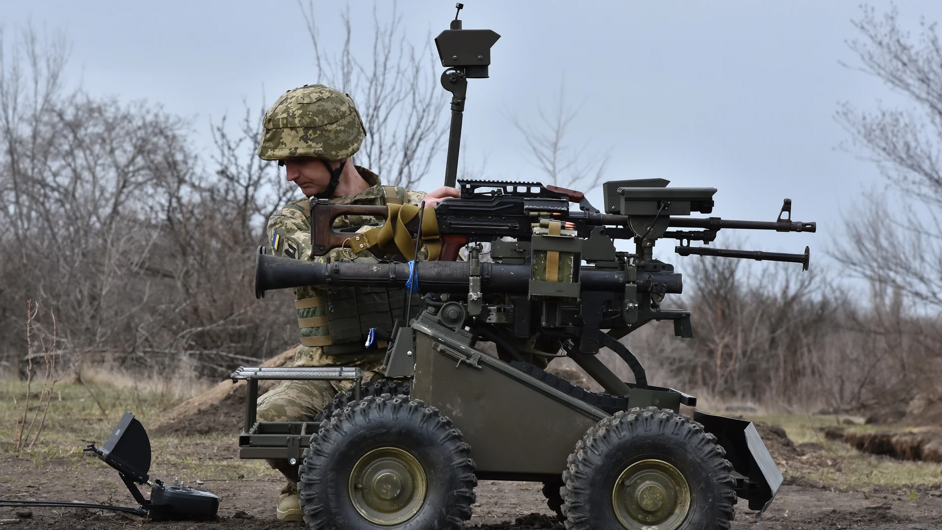 Undisclosed (Ukraine), 13/03/2025.- A handout photo made available by Ukraine's 65th Mechanized Brigade Press Service shows Ukrainian servicemen testing an unmanned ground vehicle (UGV) at a military training ground in the Zaporizhzhia region, Ukraine, 13 March 2025, amid the Russian invasion. (Rusia, Ucrania) EFE/EPA/UKRAINE'S 65TH MECHANIZED BRIGADE PRESS SERVICE HANDOUT HANDOUT EDITORIAL USE ONLY/NO SALES