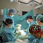 El equipo del Hospital Quirónsalud Toledo en una intervención
