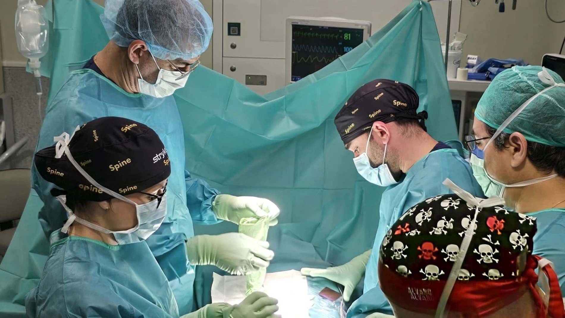 El equipo del Hospital Quirónsalud Toledo en una intervención