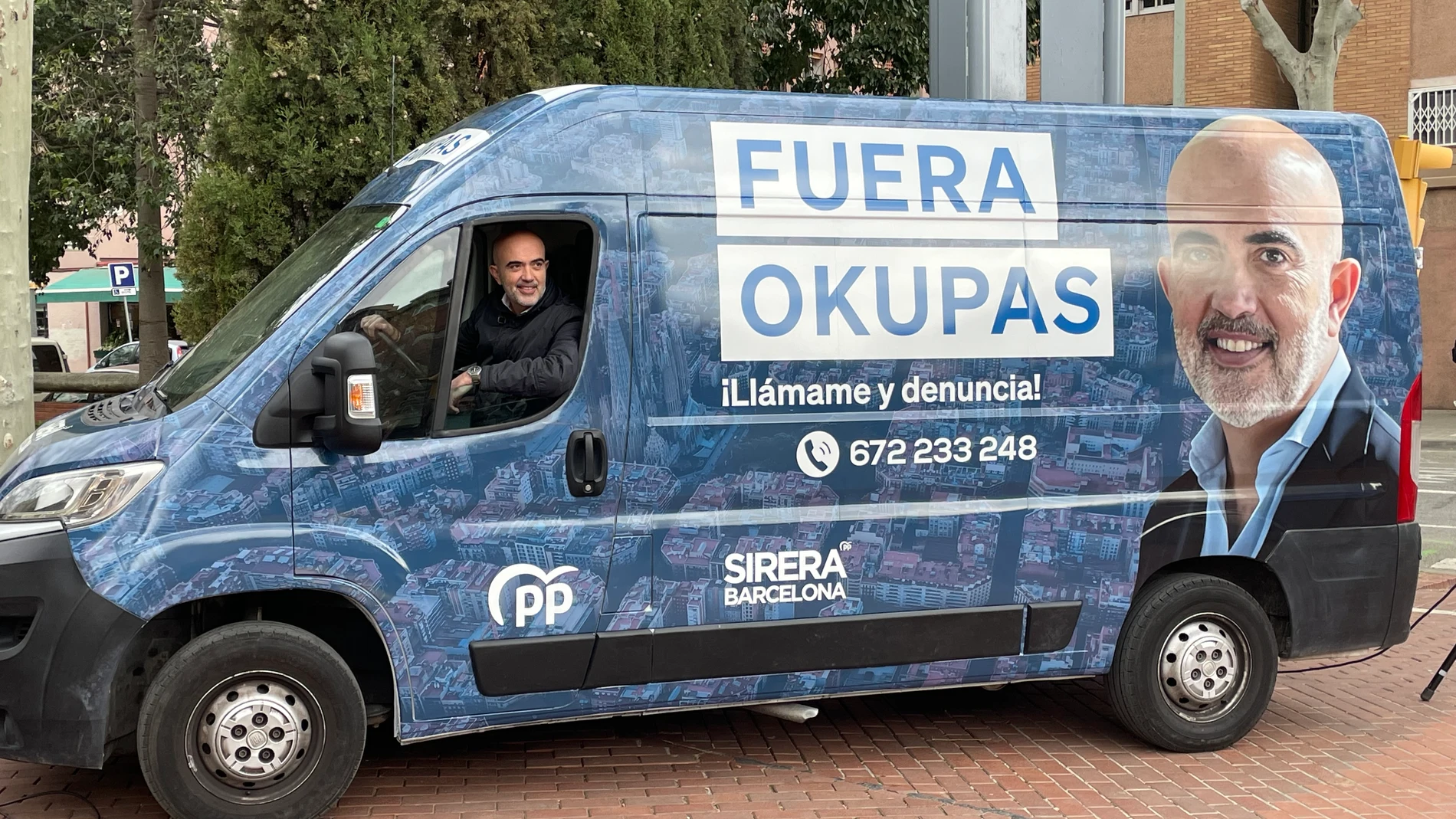El líder del PP de Barcelona, Daniel Sirera, se sube a la furgoneta móvil con la que recorrerá todos los barrios de Barcelona