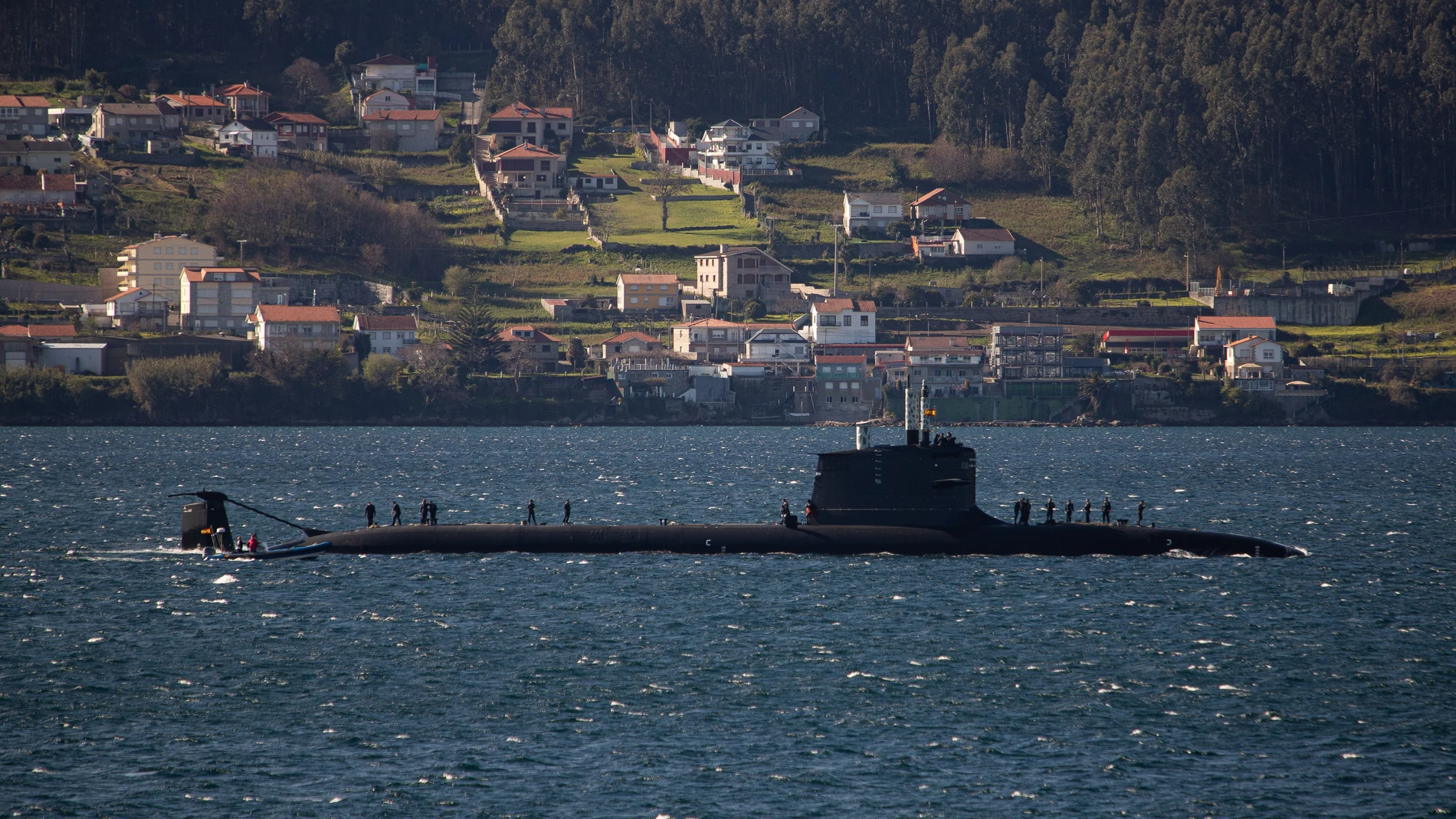 El submarino S-81 ‘Isaac Peral’ de la Armada, llega a la escuela naval militar de Marín tras realizar maniobras en el entorno de la ría de Pontevedra, a 13 de marzo de 2025, en Marín, Pontevedra, Galicia (España). El submarino 'Isaac Peral' (S-81), primera unidad de la serie S-80 de la Armada, ha recalado en el puerto de Marín, desde donde continuará hacia Ferrol, cuna de las principales Escuelas de la Armada, donde se forman los oficiales, suboficiales y el personal de marinería. A su salid...