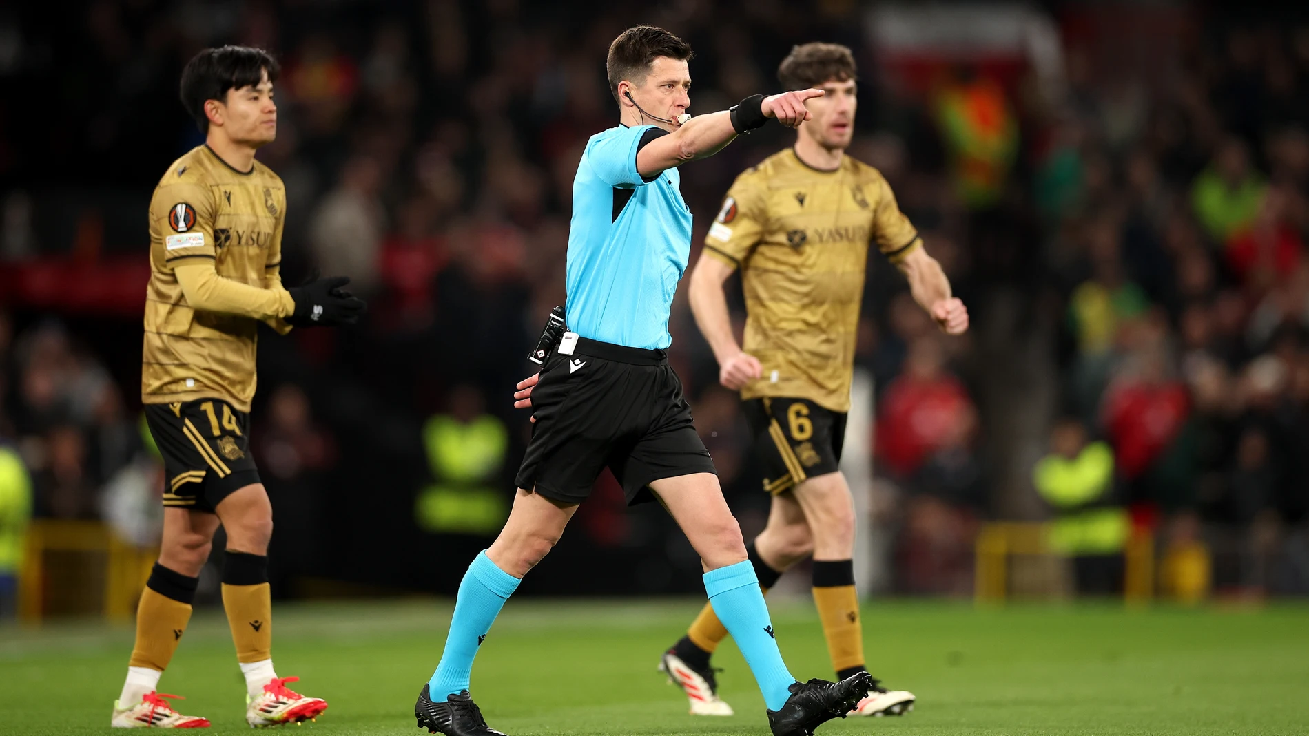 MANCHESTER (United Kingdom), 13/03/2025.- Referee Benoit Bastien points to the spot to award Real Sociedad a penalty during the UEFA Europa League Round of 16, 2nd leg soccer match between Manchester United and Real Sociedad, in Manchester, 13 March 2025. (Reino Unido) EFE/EPA/ADAM VAUGHAN