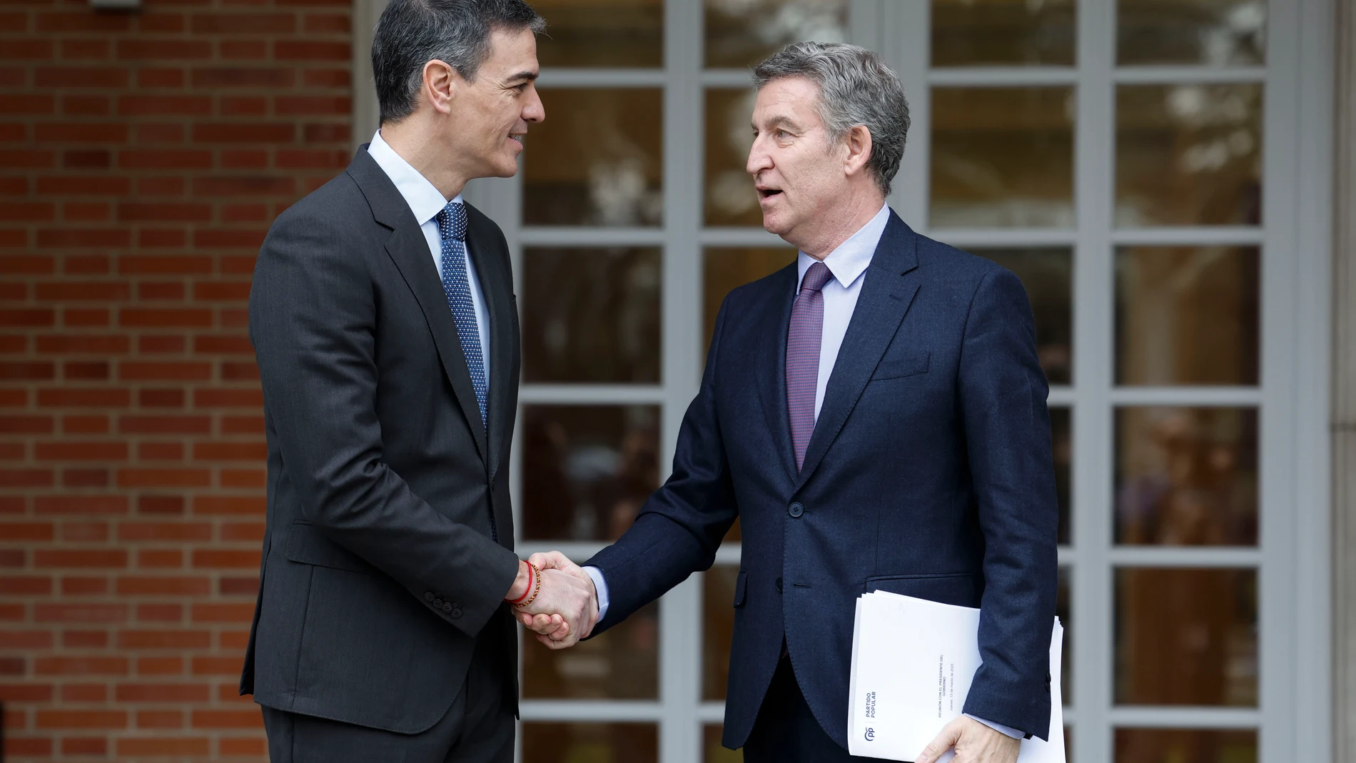 MADRID, 13/03/2025.- El presidente del Gobierno, Pedro Sánchez (i), recibe este jueves al líder del PP, Alberto Núñez Feijóo (d), en el Palacio de la Moncloa para abordar la seguridad en Europa y el gasto en defensa en la que es su primera reunión a solas desde 2023. EFE/Javier Lizón