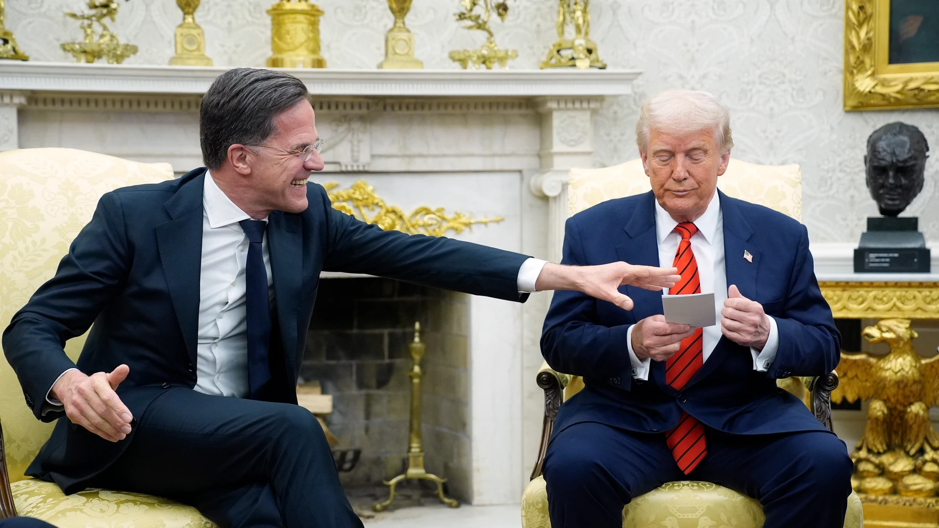 -FOTODELDIA- WASHINGTON (Estados Unidos), 13/03/2025.El presidente de Estados Unidos, Donald Trump (D), se reúne con el secretario general de la OTAN, Mark Rutte (I), en el Despacho Oval de la Casa Blanca en Washington, DC, EE. UU., 13 de marzo de 2025. EFE/YURI GRIPAS/POOL