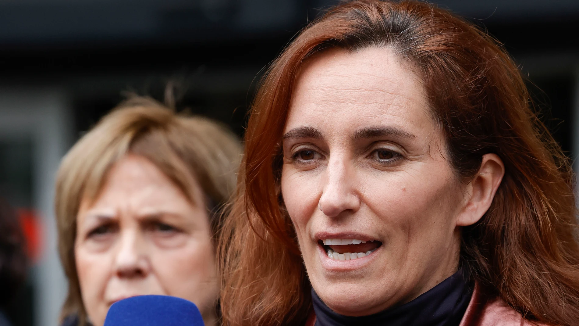 MADRID, 13/03/2025.- La ministra de Sanidad, Mónica García, hace declaraciones tras la reunión que ha mantenido este jueves con miembros de Marea de Residencias, Verdad y Justicia, y la Plataforma por la dignidad de las personas mayores en las residencias (PLADIGMARE), compuestas por familiares de fallecidos en residencias de mayores de la Comunidad de Madrid durante la pandemia y familiares, residentes y trabajadores de residencias de mayores. EFE/ Zipi Aragon