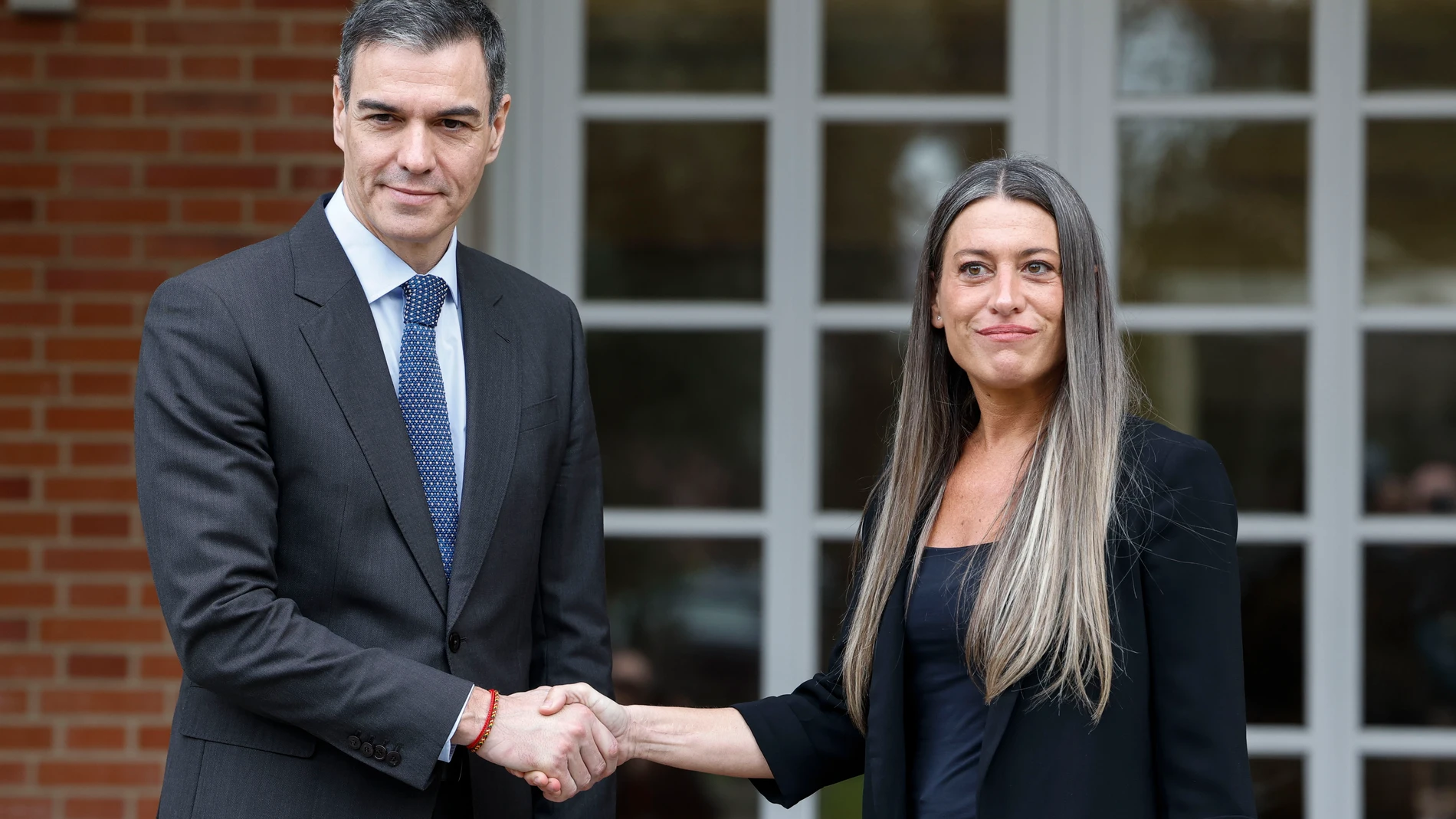MADRID, 13/03/2025.- El presidente del Gobierno, Pedro Sánchez (i) recibe a la portavoz de Junts per Catalunya, Míriam Nogueras (d), este jueves en Moncloa. Sánchez ha citado en esta jornada a los representantes de los grupos parlamentarios del Congreso, excepto Vox, para informarles de su posición ante la guerra en Ucrania, las expectativas de paz, el debate que hay en Europa al respecto y su determinación de acelerar llegar al 2 % del PIB en gasto en defensa. EFE/Javier Lizón