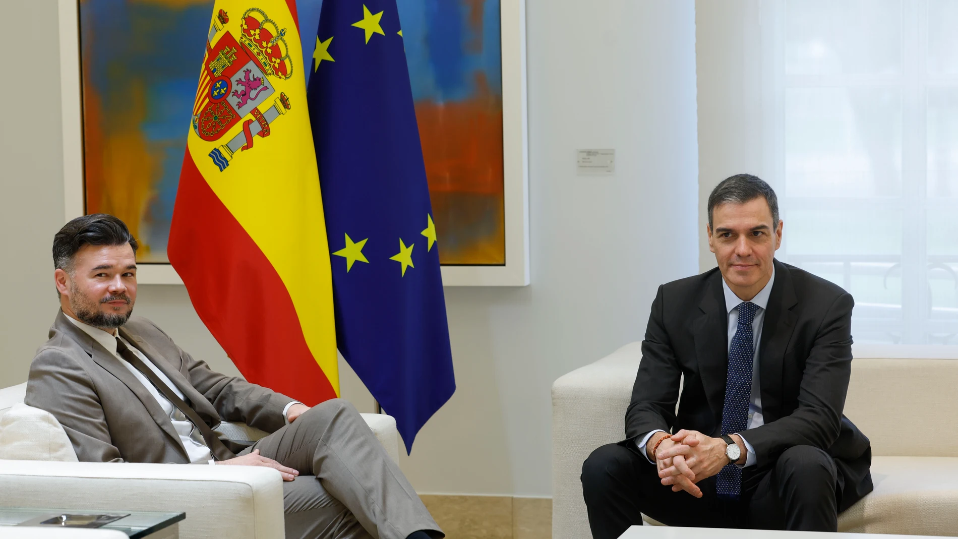 MADRID, 13/03/2025.- El presidente del Gobierno, Pedro Sánchez (d) y el portavoz de ERC en el Congreso, Gabriel Rufián (i), durante la reunión que han mantenido este jueves en Moncloa. Sánchez ha citado en esta jornada a los representantes de los grupos parlamentarios del Congreso, excepto Vox, para informarles de su posición ante la guerra en Ucrania, las expectativas de paz, el debate que hay en Europa al respecto y su determinación de acelerar llegar al 2 % del PIB en gasto en defensa. EFE...