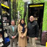 El director de Itacyl, Rafael Sáez, visita la tienda ‘Tierra de Sabor Club Selección’ regentada por Luis Alberto Matarranz en Segovia