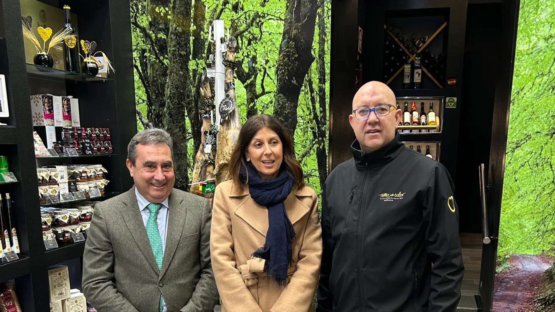 El director de Itacyl, Rafael Sáez, visita la tienda ‘Tierra de Sabor Club Selección’ regentada por Luis Alberto Matarranz en Segovia