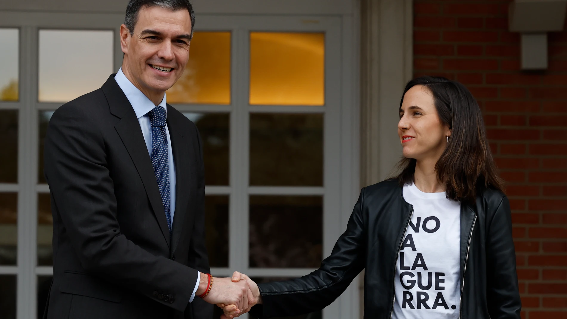 MADRID, 13/03/2025.- El presidente del Gobierno, Pedro Sánchez (i) recibe a la secretaria general de Podemos, Ione Belarra, este jueves en Moncloa. Sánchez ha citado en esta jornada a los representantes de los grupos parlamentarios del Congreso, excepto Vox, para informarles de su posición ante la guerra en Ucrania, las expectativas de paz, el debate que hay en Europa al respecto y su determinación de acelerar llegar al 2 % del PIB en gasto en defensa. EFE/J.J.Guillen