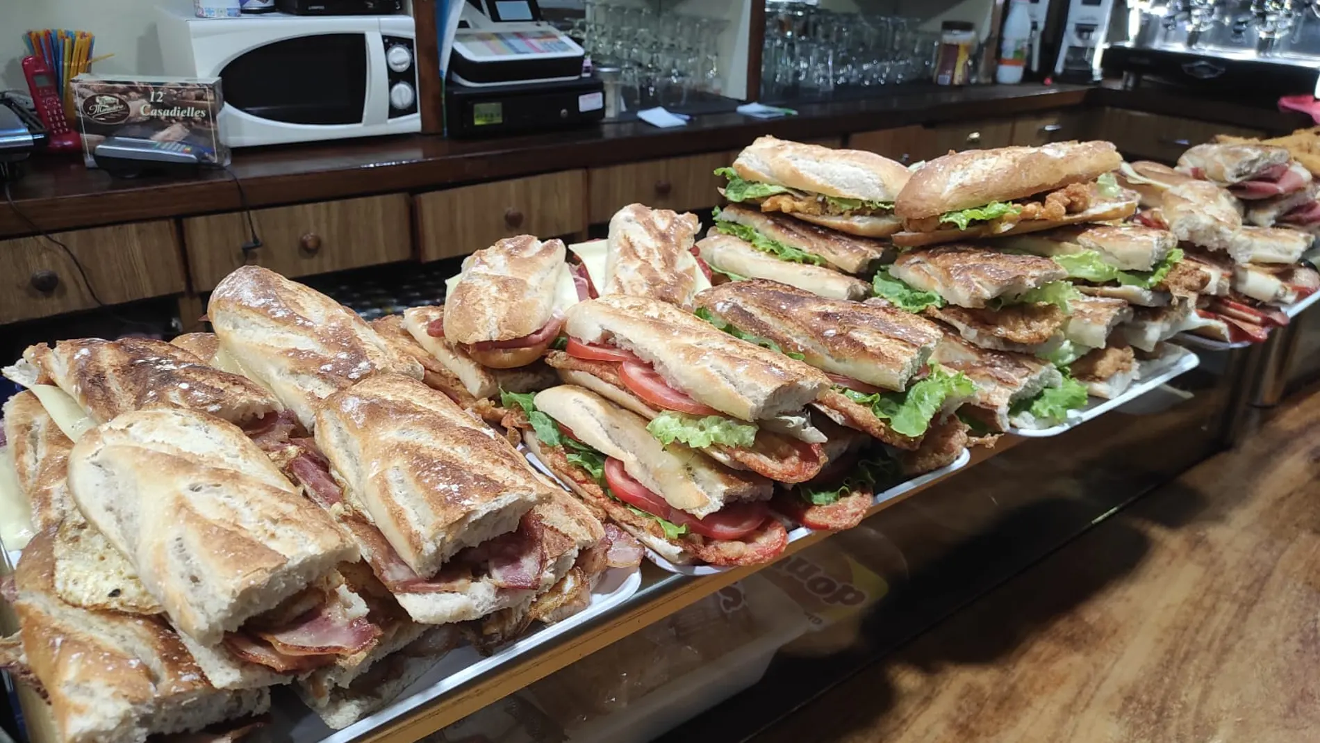 El templo del bocata de ternera empanada en un pueblo asturiano: trescientos pinchos ya solo por la mañana