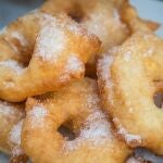 Buñuelos valencianos cubiertos de azúcar