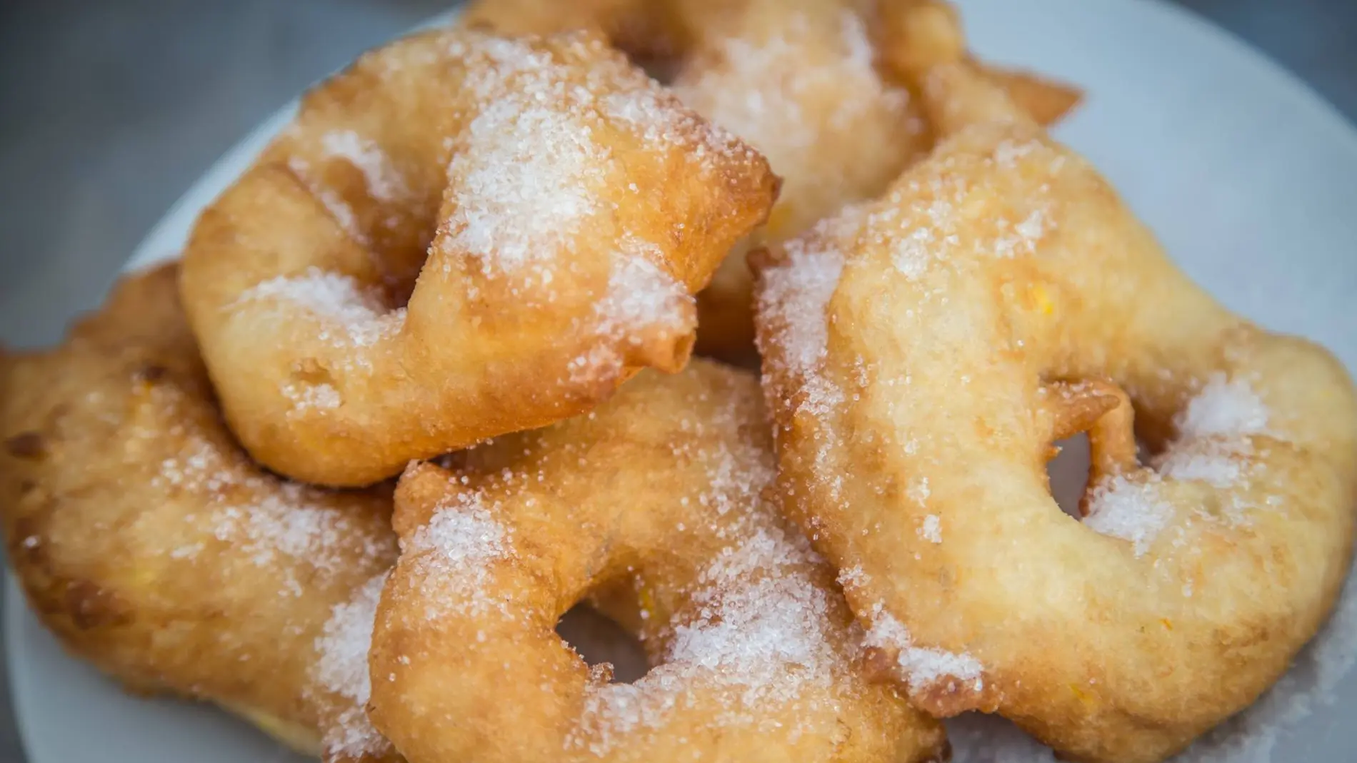 Buñuelos valencianos cubiertos de azúcar