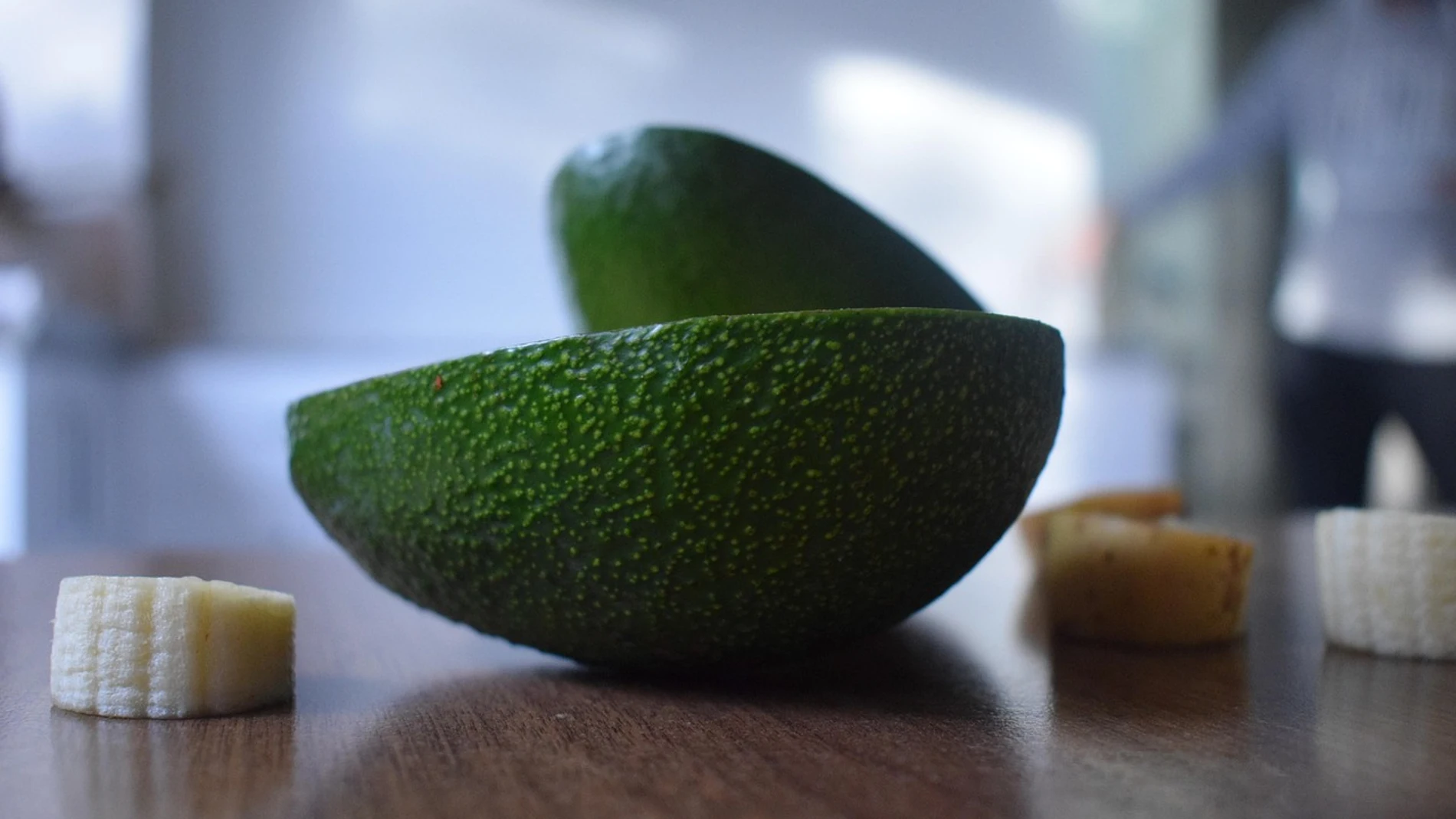 ¿Por qué no deberías tirar las cáscaras de aguacates? Es un tesoro