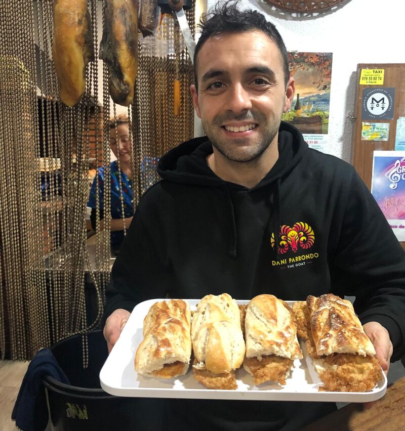 Dani Parrondo, con una bandeja de pinchos de carne, especialidad de la casa.